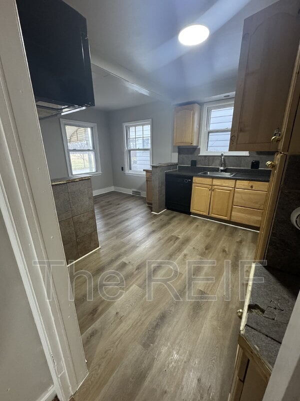 Building Photo - 9365 Birwood St