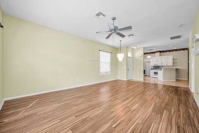 Building Photo - Beautifully Updated Villa