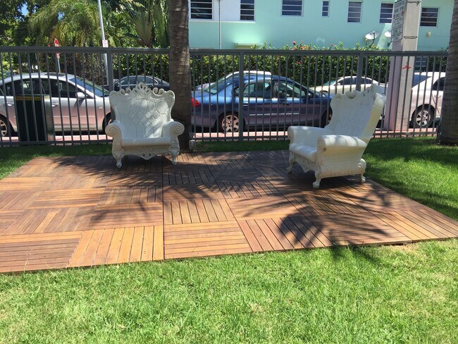 Building Photo - 557 Michigan Ave