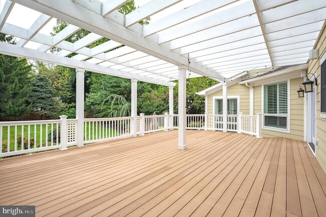 Building Photo - 5905 Lone Oak Dr