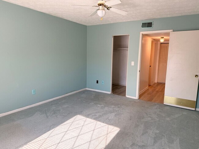 Building Photo - 3237 Abbeywood Dr