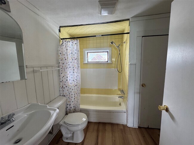 Building Photo - 54 Mary St