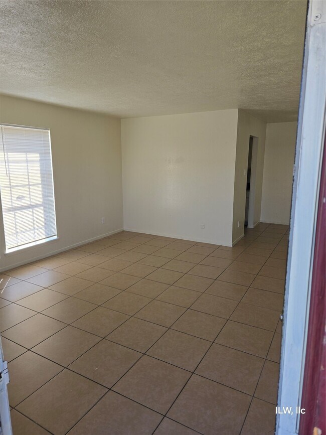 Building Photo - 830 Victoria Dr