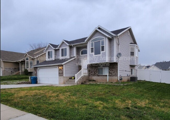 Building Photo - 832 4200 S