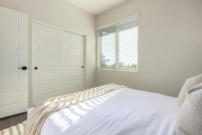 Building Photo - 6249 E Pinnacle Vista Dr