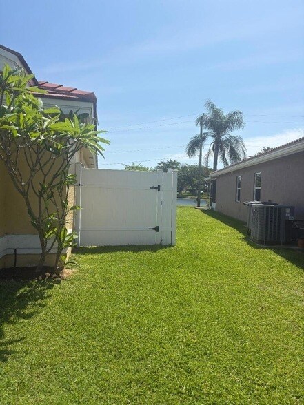 Building Photo - 8520 Tourmaline Blvd