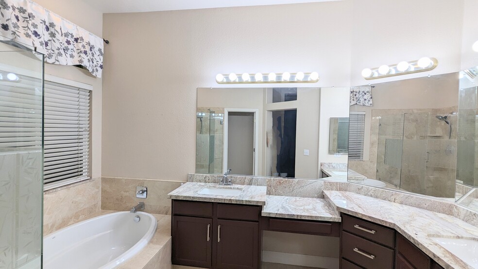 Master bathroom - 4713 Freno Way