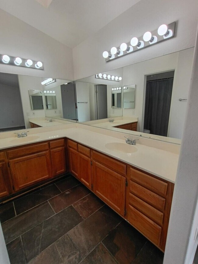 Building Photo - Large lot! 4 bedroom house in Woodcrest! Horse property!