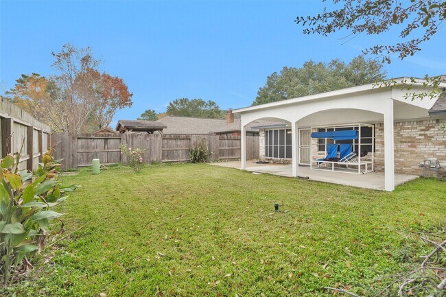 Building Photo - 16327 Green Shade Dr