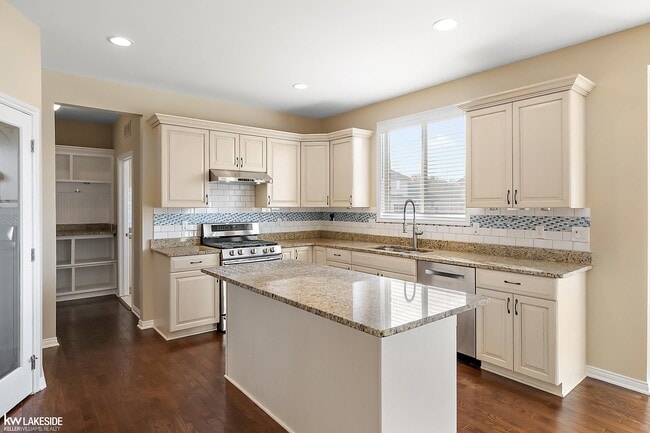 Building Photo - 46267 Terrace Dr