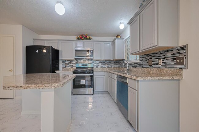 Building Photo - 6607 Bayou Crest Dr