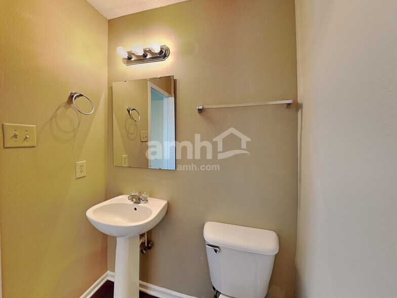 Building Photo - 8450 Ash Grove Dr