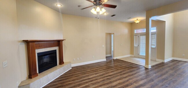 Building Photo - Great Home and Location-Available Now!