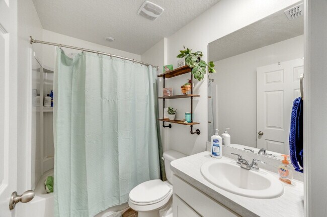 Building Photo - Bright & Spacious 3 Bedroom, 2 Bathroom Home with 2-Car Garage