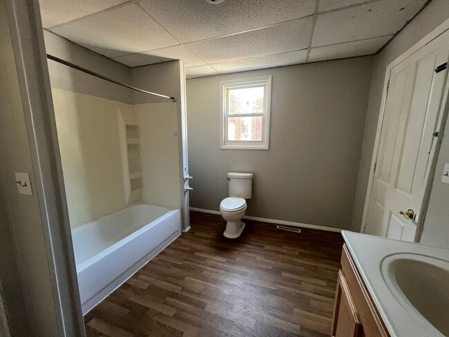 Building Photo - Large 4 bedroom 2 bath home with fenced in...