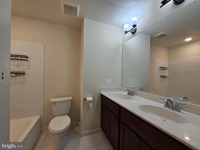 Building Photo - 414 Waverley Dr