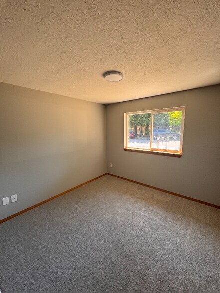 Building Photo - 550 S Maple St