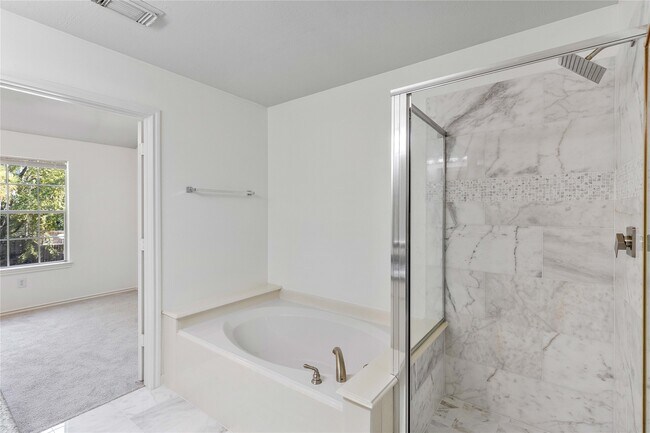 Building Photo - 122 S Walden Elms Cir