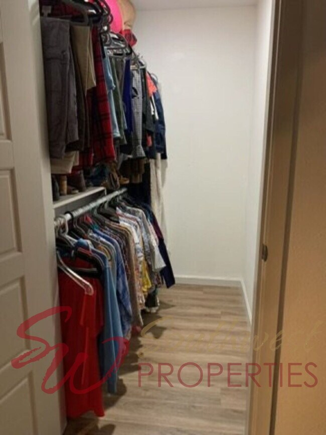 Building Photo - Absolutely gorgeous 1 bedroom 1 bath bouti...