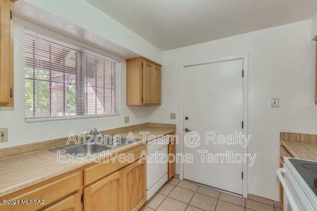 Building Photo - 4210 E Presidio Rd