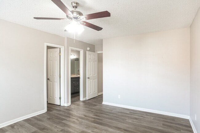 Building Photo - 4509 Connaught E Dr