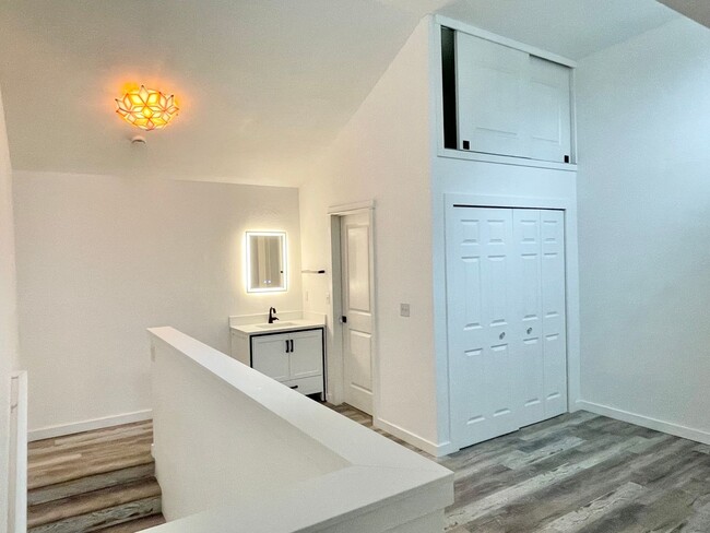 Building Photo - Remodeled End-Unit Condo in Sand Point