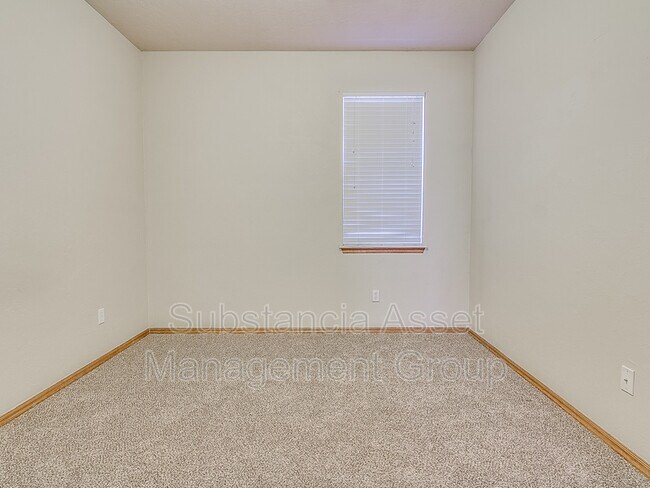 Building Photo - 901 NE 26th Ct