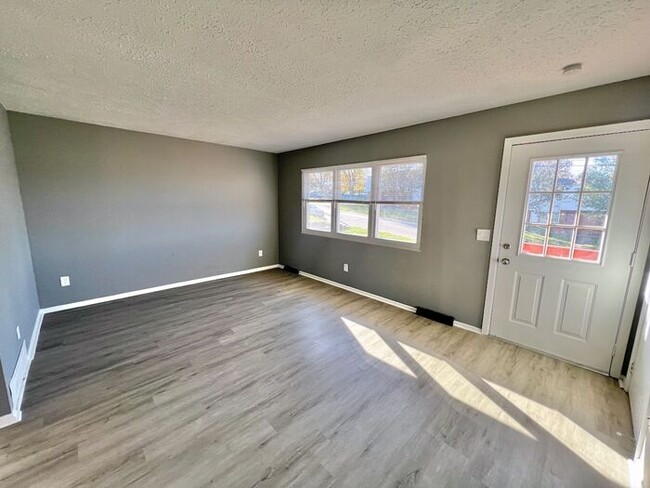 Building Photo - Newly remodeled duplex in Monroe