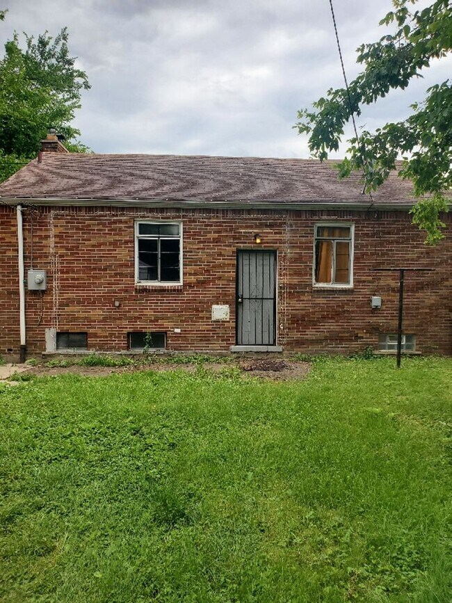 Building Photo - Beautiful 2 bed/1 bath near Grosse Pointe!...