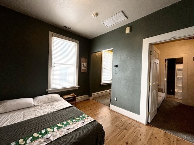 Building Photo - 612 Park St.