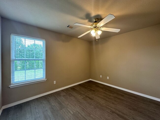 Building Photo - Beautiful Move In Ready 3 Bed 2 Bath for R...