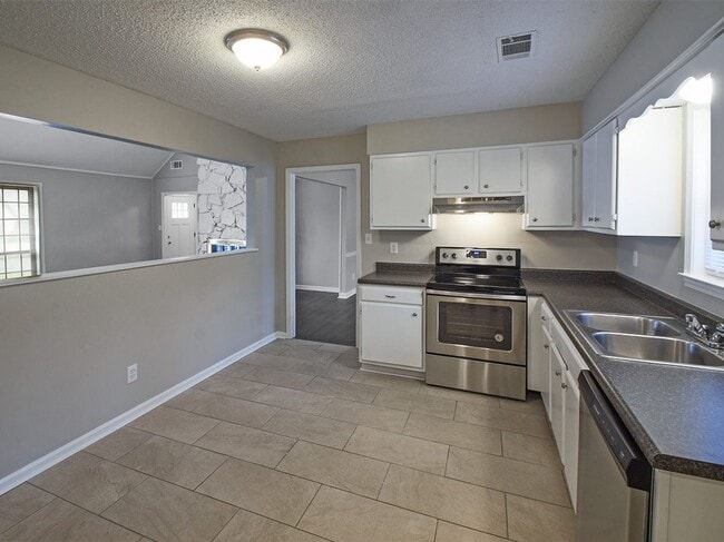 Building Photo - Great updated 4 bed, 2 bath home northeast of Memphis near Covington Pike.