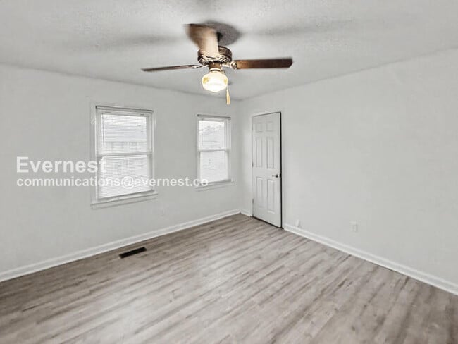 Building Photo - 2 Bed/2 Bath Townhome with Fenced Yard / Pet-Friendly / Vouchers Accepted / Available Now!