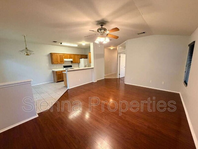 Building Photo - 1006 Reynaldo St