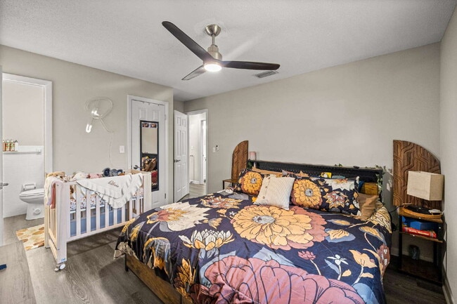 Building Photo - Cozy, fenced 2BR, 1.5BA in NE