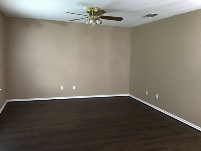 Building Photo - 2/2/2 LAWNCARE INCLUDED - near Hospital Di...