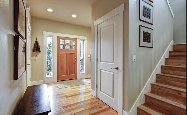 Building Photo - 3BR in great neighborhood with large yard