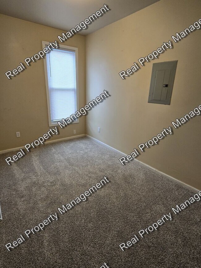Building Photo - Three Bedroom with Oversized Garage