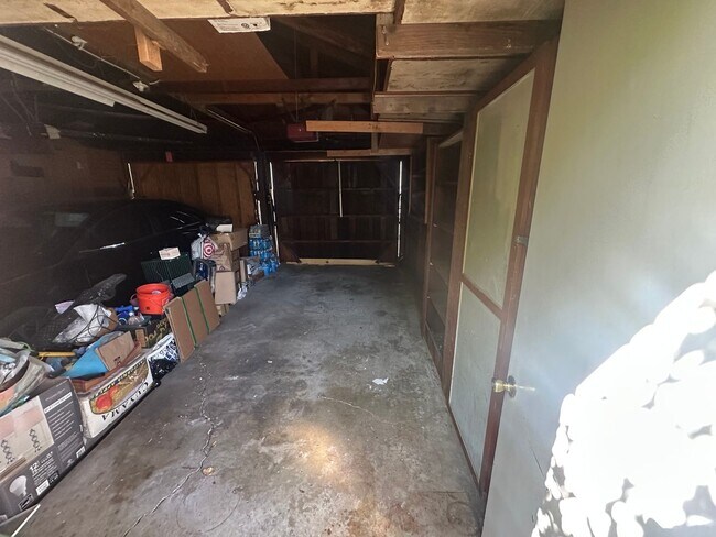 Building Photo - $500 OFF 1ST MONTHS RENT! Bright 2 Bedroom...