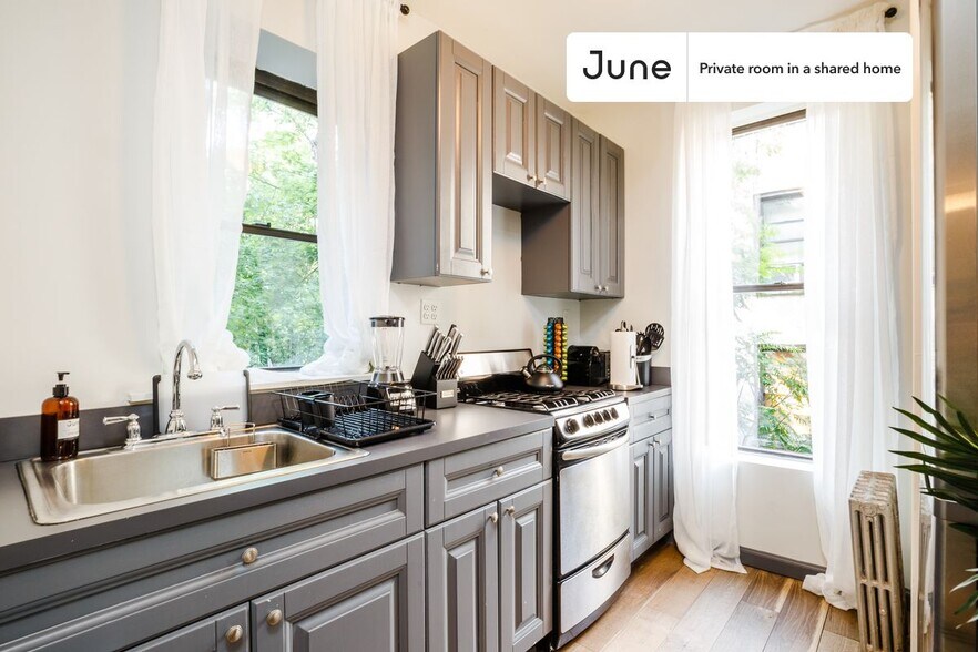 Building Photo - Room in Shared 3 bed/1 bath home in Hell's Kitchen