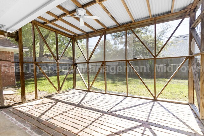 Building Photo - Charming Home Centrally Located in the DFW