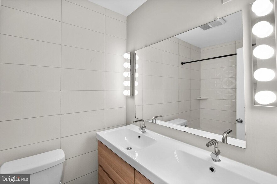 Hallway Bath - 2360 Albot Rd