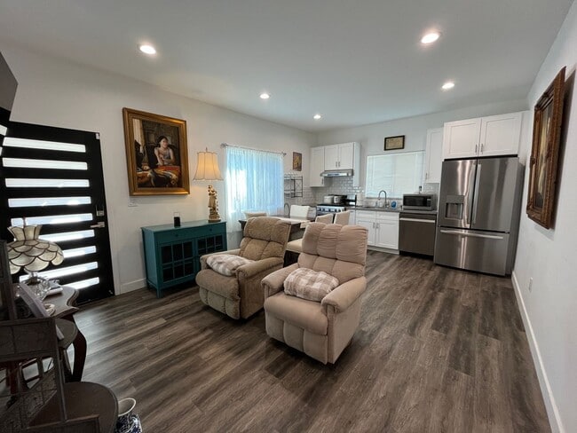 Building Photo - Furnished 1+1 w/dishwasher + in-unit laundry!