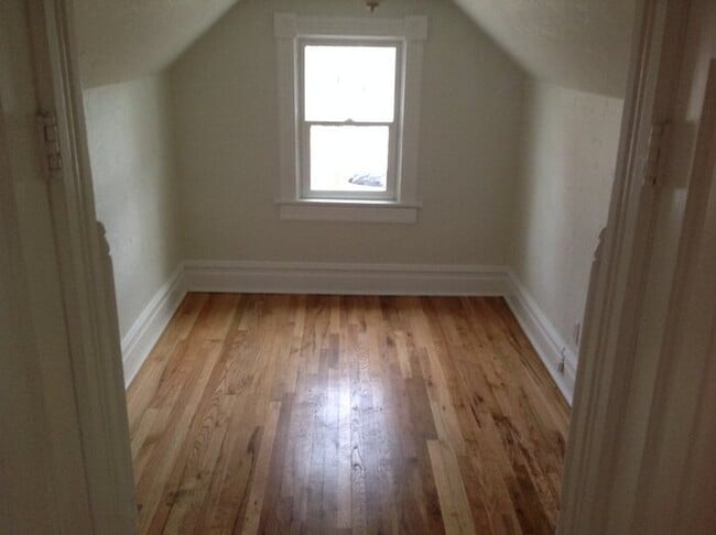 Building Photo - Avenues 2 bed upstairs unit