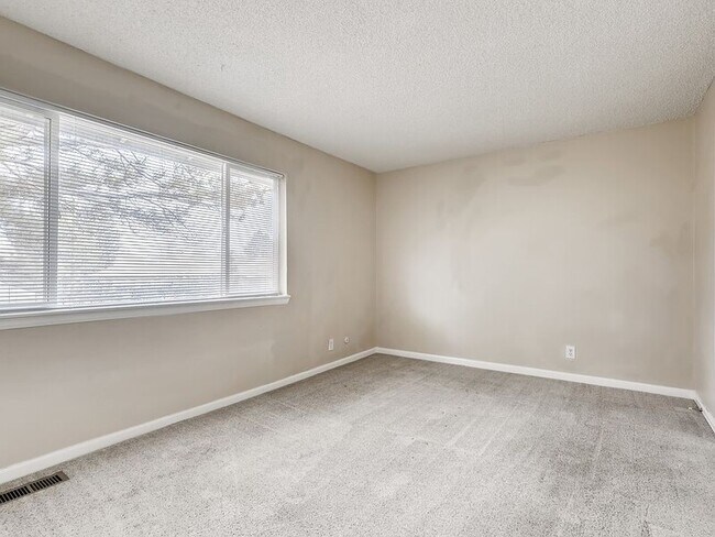 Building Photo - 13046 E Kansas Pl