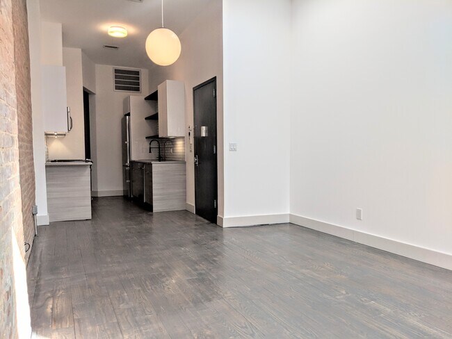 Building Photo - 18-28-28 George St