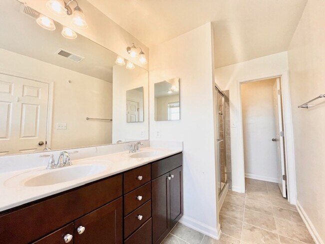 Building Photo - 5897 Bella Marie Wy