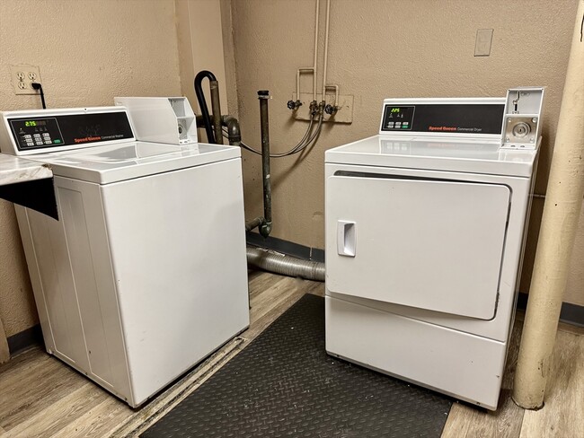 Building Photo - 837 River St