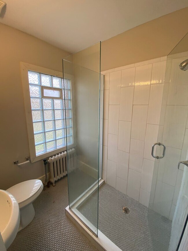 Building Photo - 705 W 31st St
