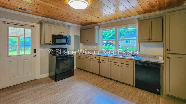 Building Photo - 108 Roberts Dr
